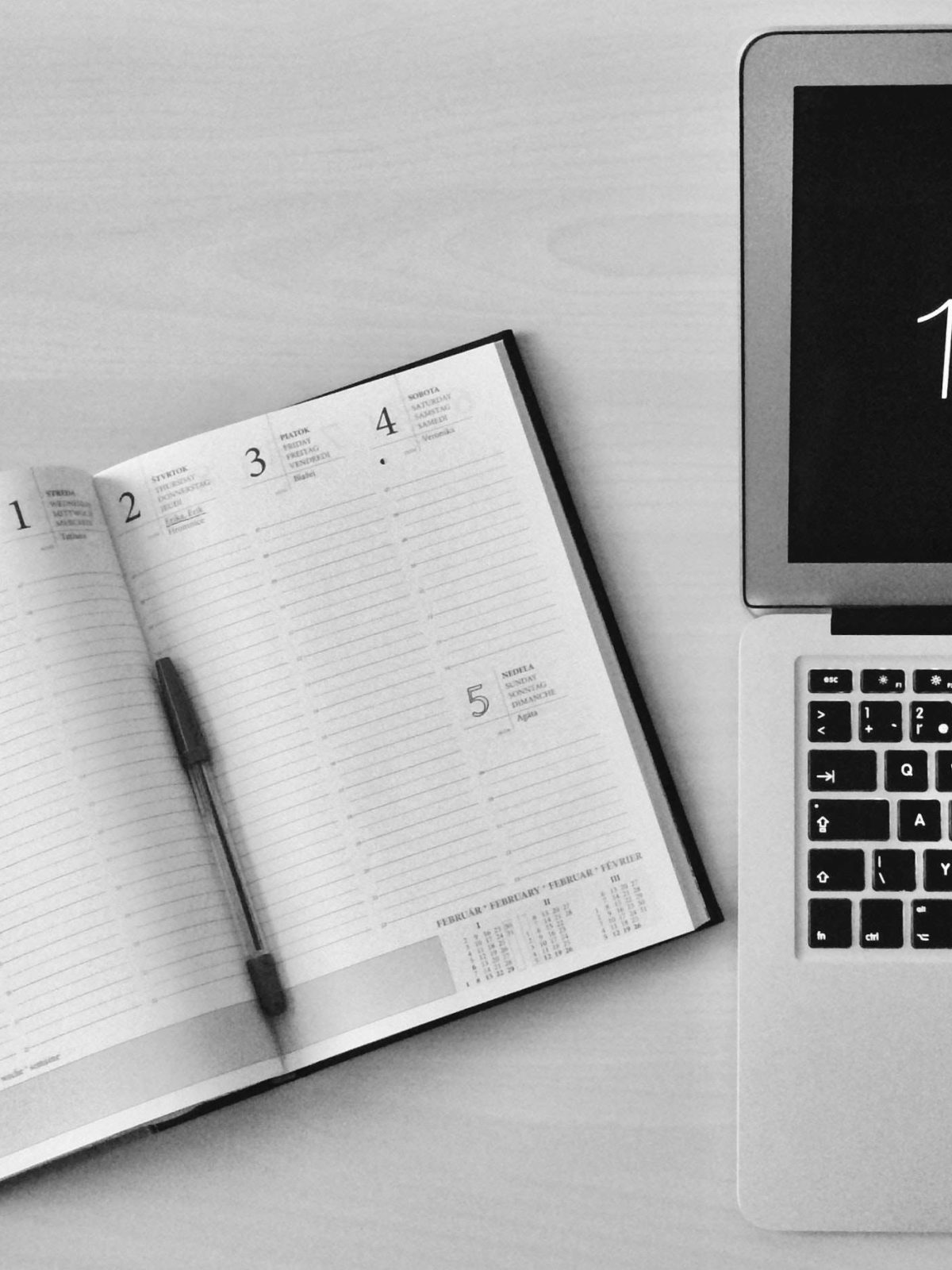 agenda calendario con portátil para ejecutar una estrategia para organizar el blog